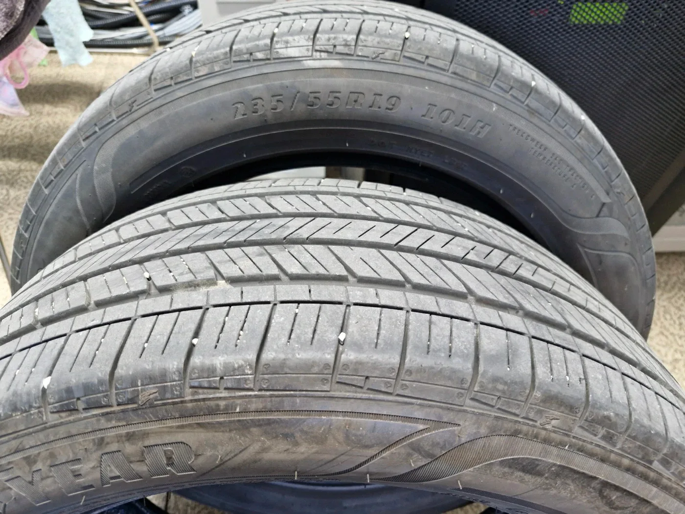 235 55R 19 중고타이어 2개 판매합니다.