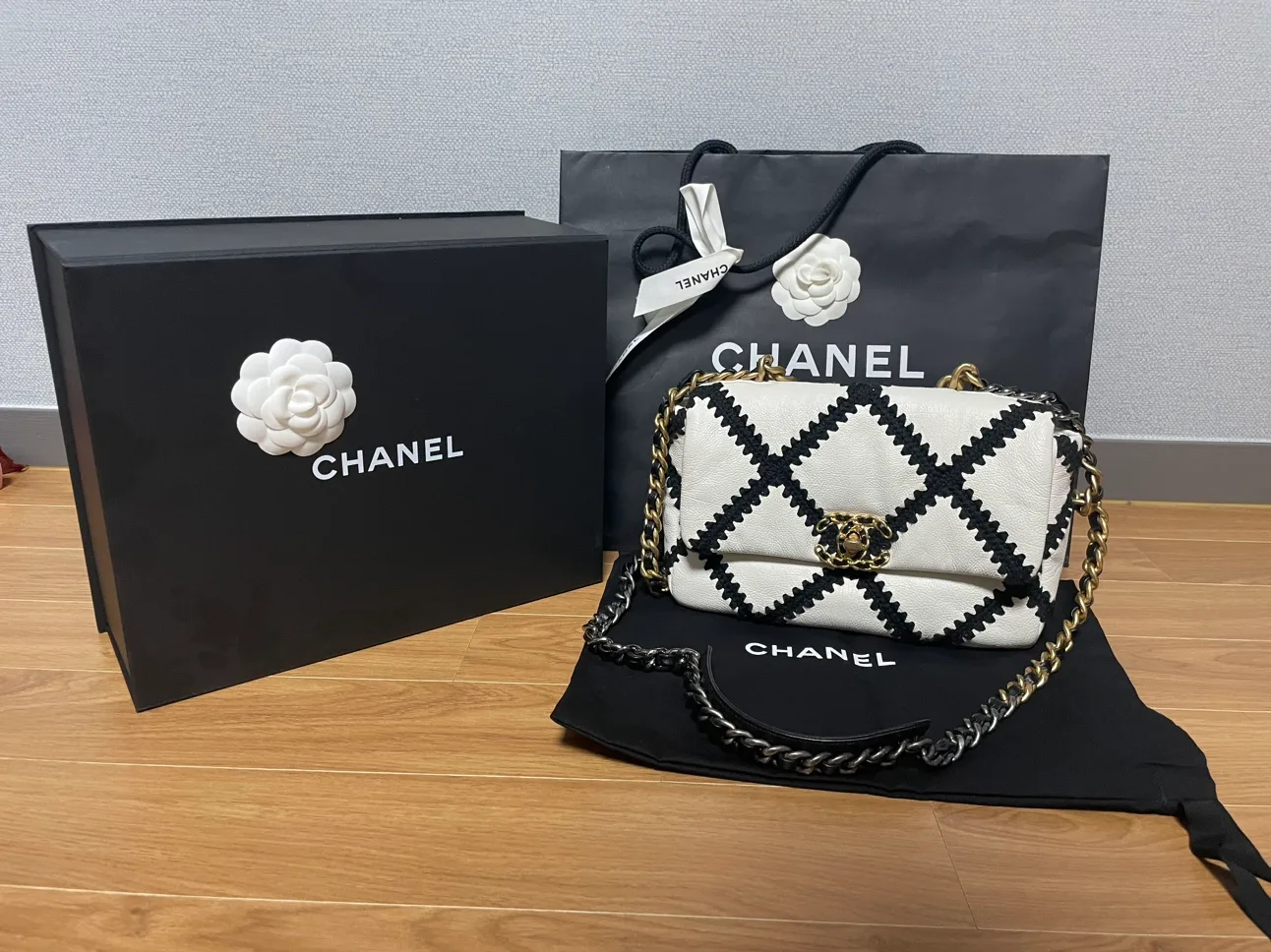샤넬 나인틴19 플랩백 화이트/블랙 미디움M 사이즈