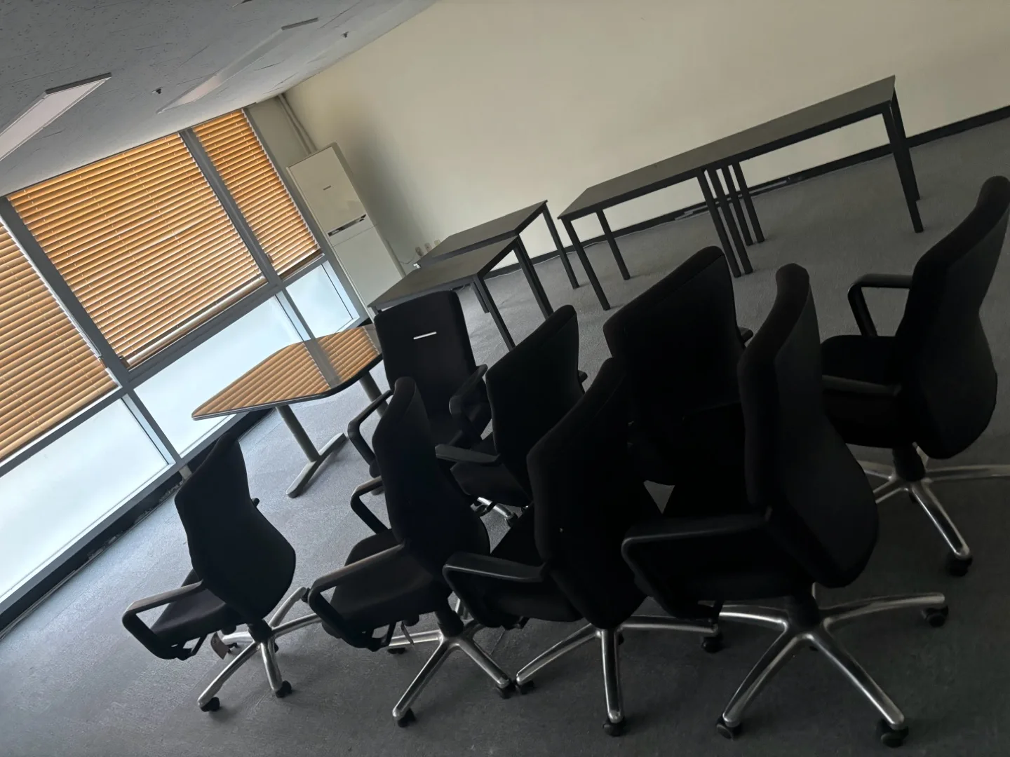 중고사무가구 책상, 의사