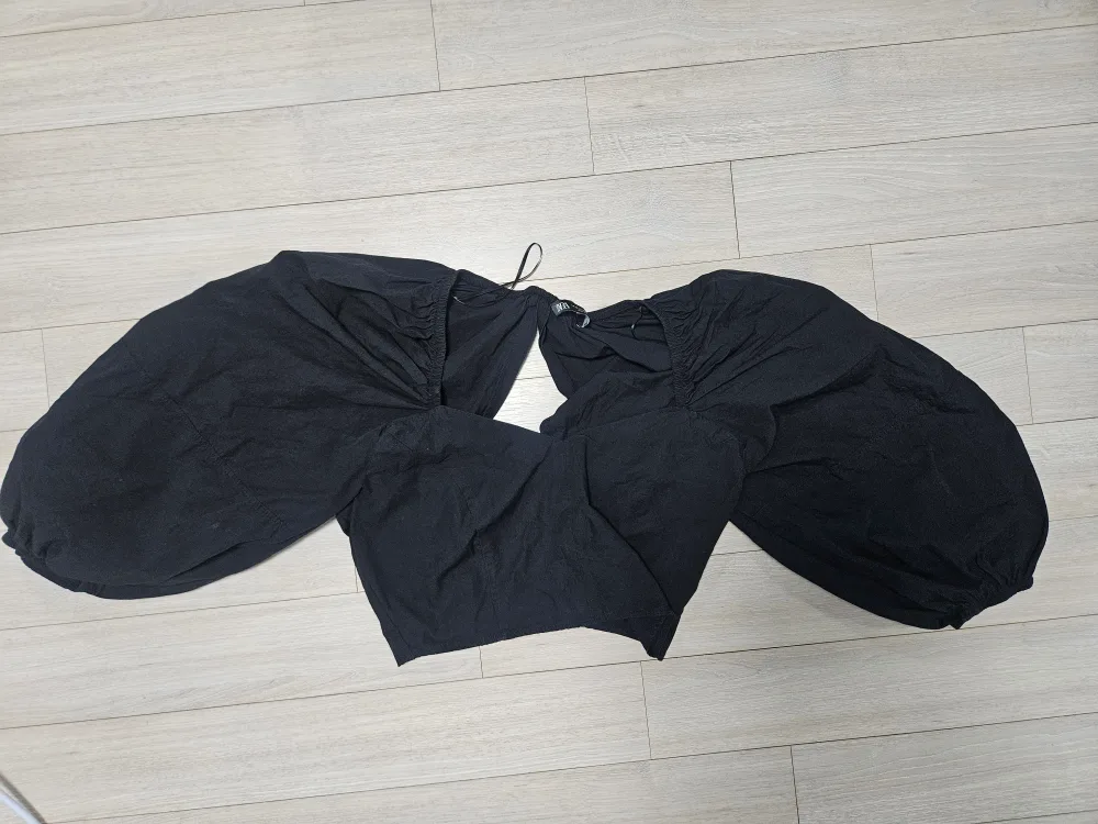 🖤🦋[자라(ZARA)] 벌룬 퍼프 소매 크롭탑 블라우스 팔아요!🖤(블랙)