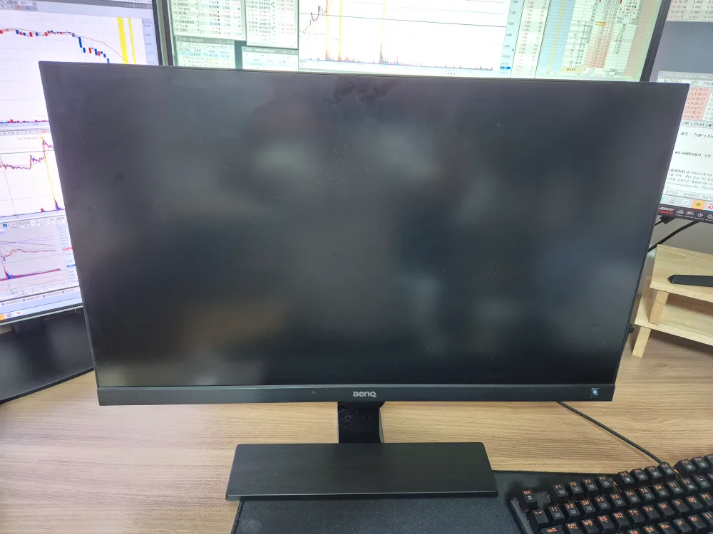 27인치 컴퓨터모니터+주식책 판매합니다.