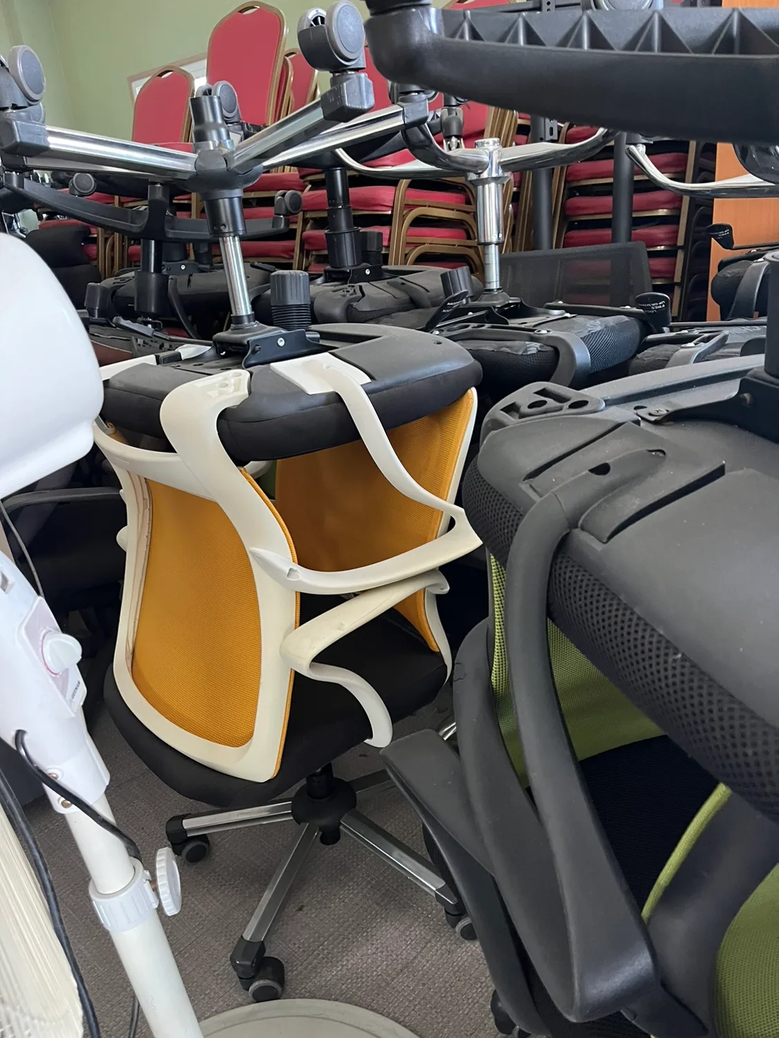 노란색 중고 매쉬 의자 판매