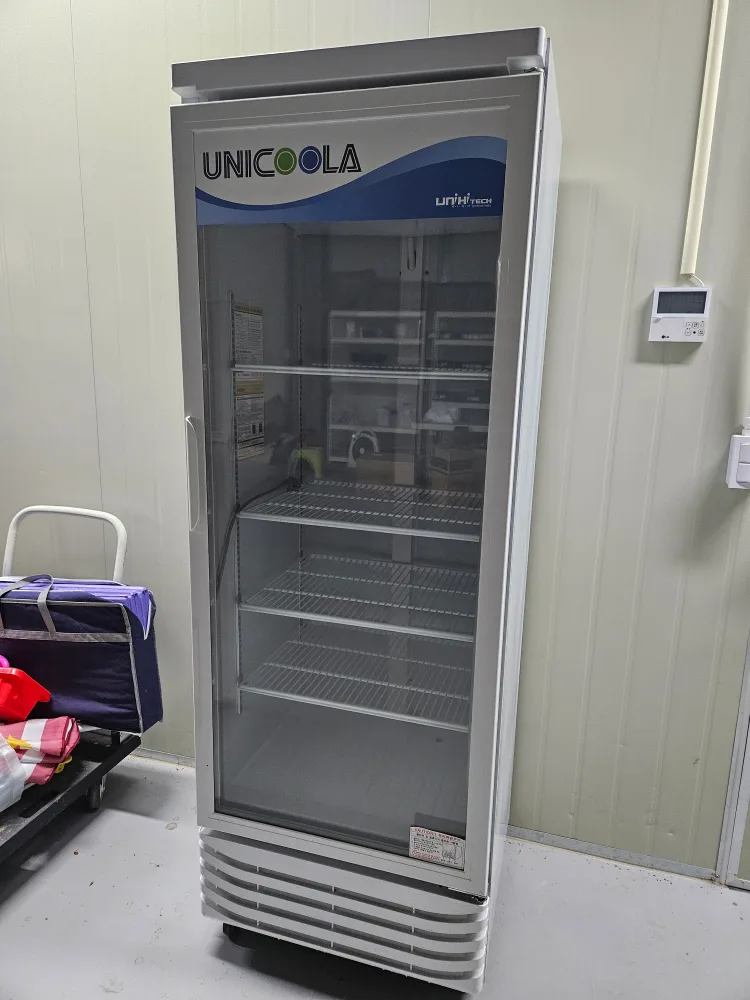 중고 쇼케이스 팝니다