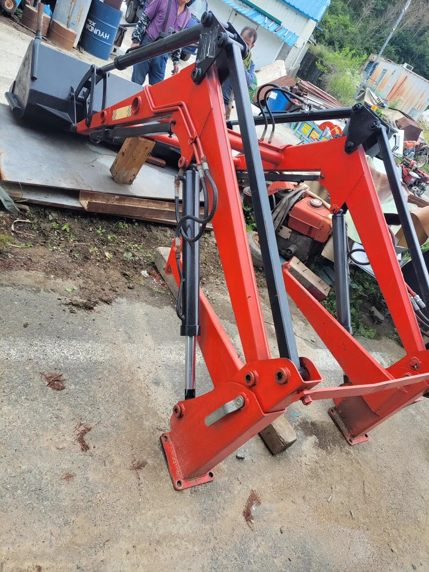 구보다ㄴ430m로더판매합니다 새것같은  중고부품  볼트까지 전체다있습니다  가지고 가서  조립만  하면  됨니다