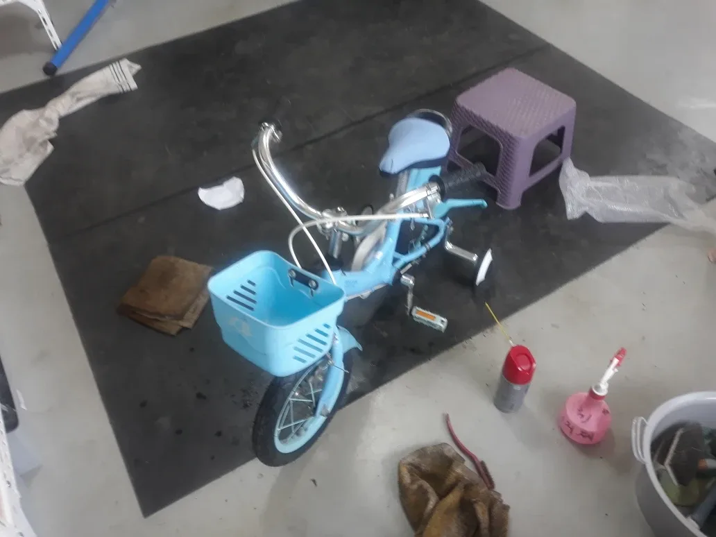 베네통 하늘색 아동용 중고자전거 판매합니다.