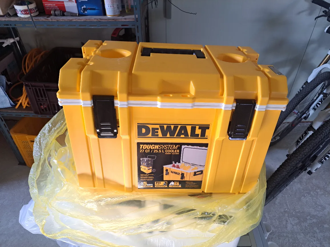 (판매가능)디월트 아이스박스  25.5L