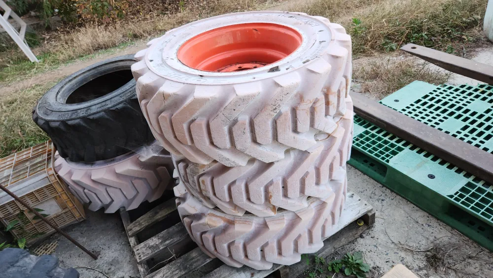 스키드로더 중고 타이어 및 휠 판매