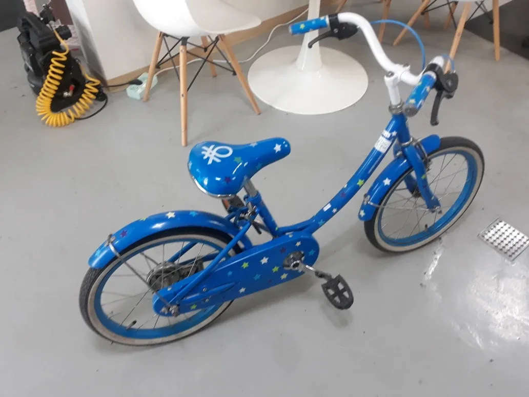 베네통 파란색 아동용 중고자전거 판매합니다.