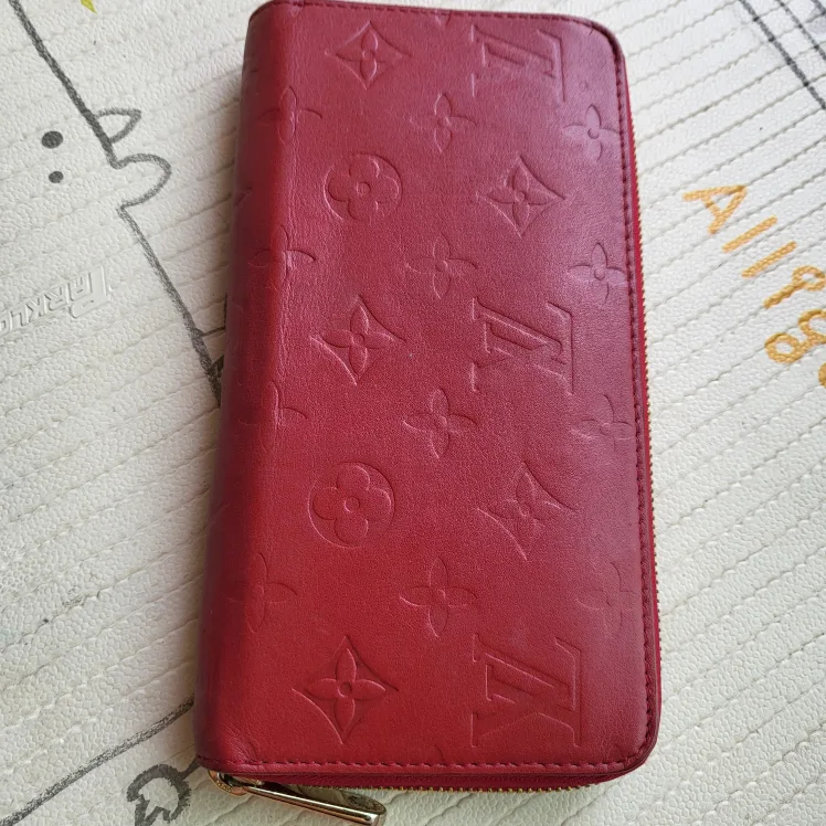 빨간장지갑새거같은중고