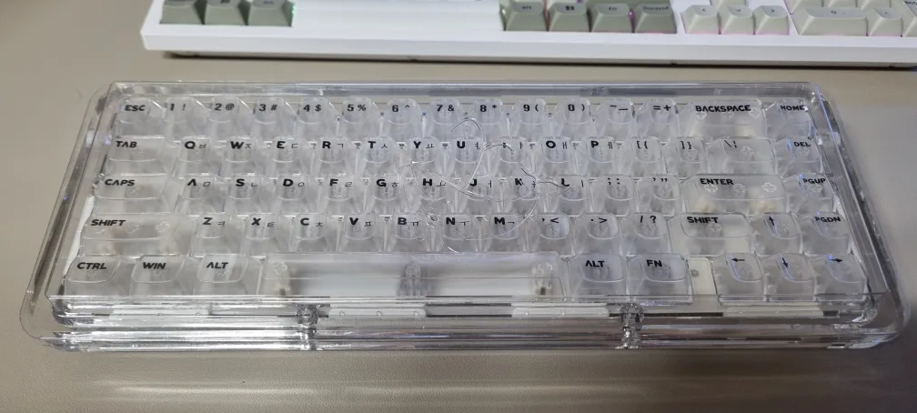 아쿠아 67 투명 커스텀 키보드 중고제품 판매합니다.