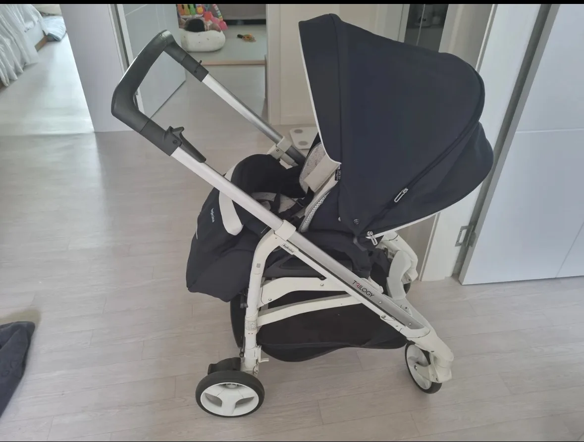 상태좋은 중고로 구매하여 잘 사용한 유모차 판매합니다. 사용감이 있어 구매에 참조 부탁드립니더.