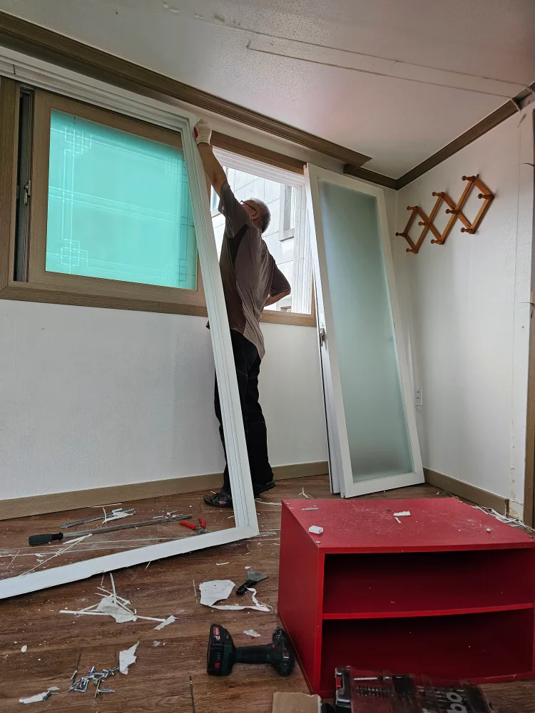 중고 샤시문틀과 문  필요하시분 무료로드려요