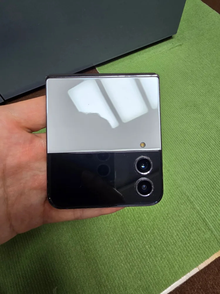 (자급제) 갤럭시 Z플립4 256G 상태 GOOD!! 판매요(중고 휴대폰)