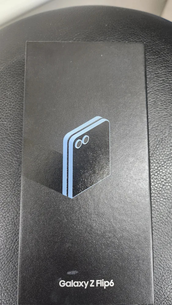 플립7 512기가 블루레드블랙. 미개통 미개봉이 자급제입니다 전통신사 개통가능합니다