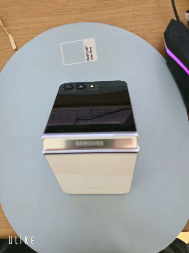 z플립5  크림색 중고 팝니다