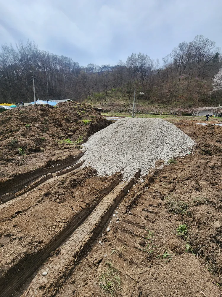 흙(거름용), 관수(굵음),짜투리나무 나눔합니다.