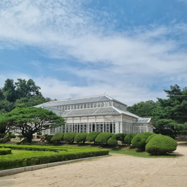 긴밀히